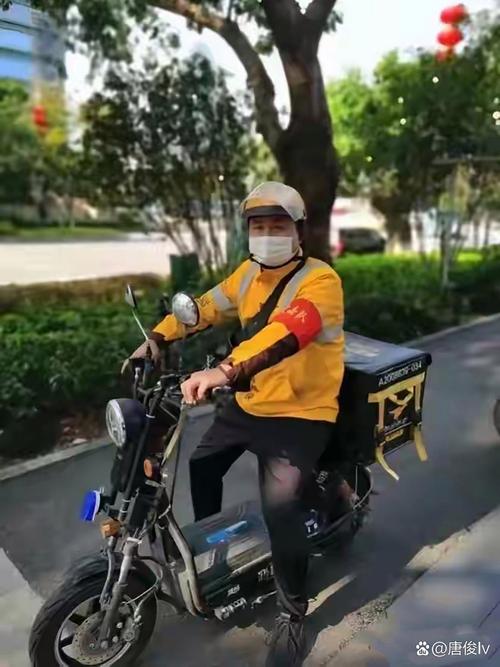 微笑着透露自己亦是该校荣光校友,这折射出大学生就业难,毕业成外卖员